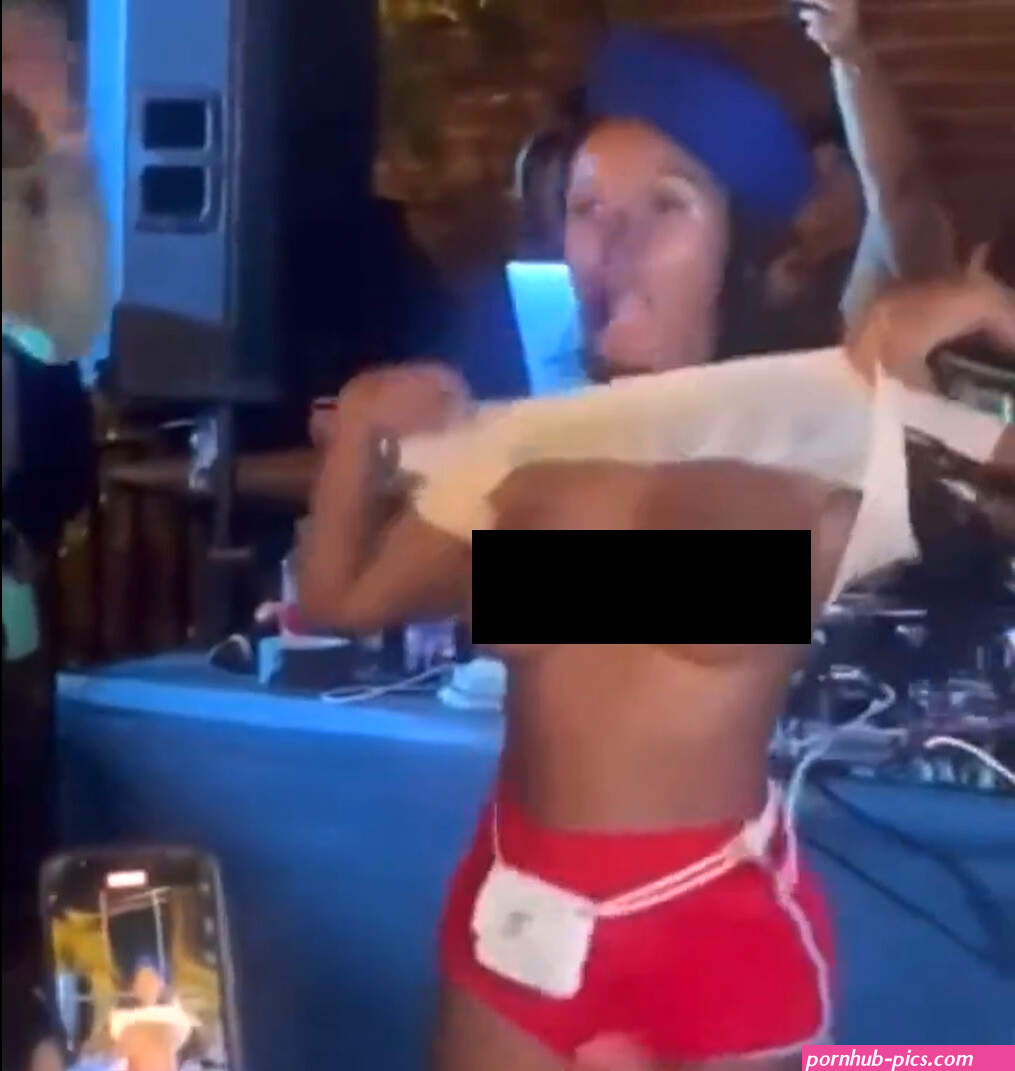 Janelle Monae: Fans Go Wild after Singer Flashes Boobs During Racy Performance to Unveil Topless Album Cover WATCH