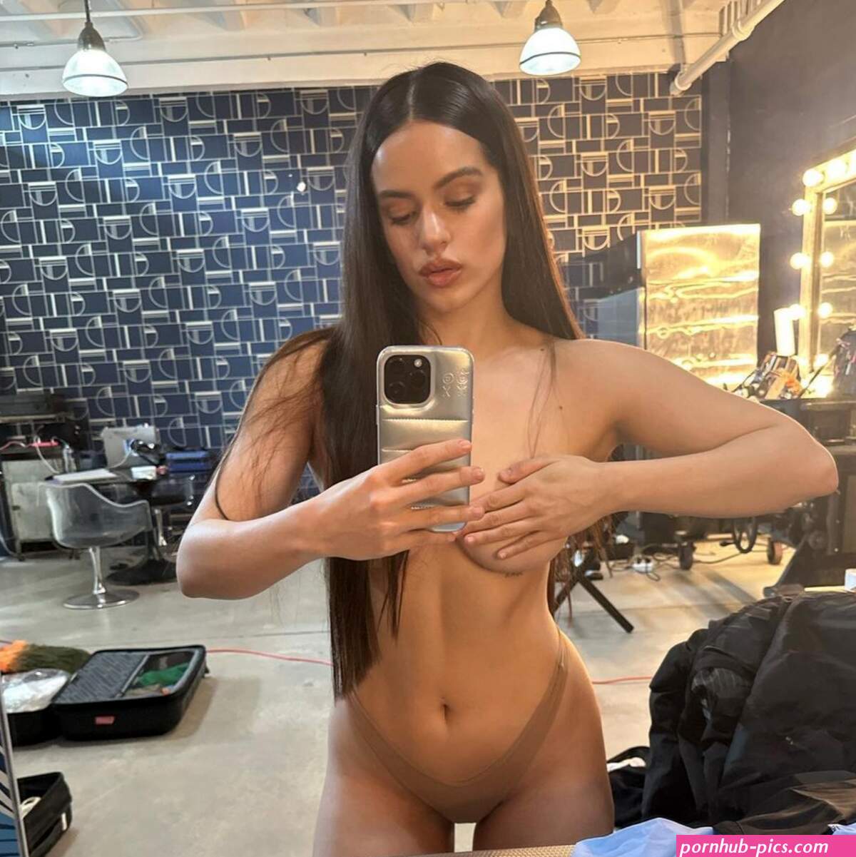 Rosala rompe Instagram tras publicar una foto desnuda