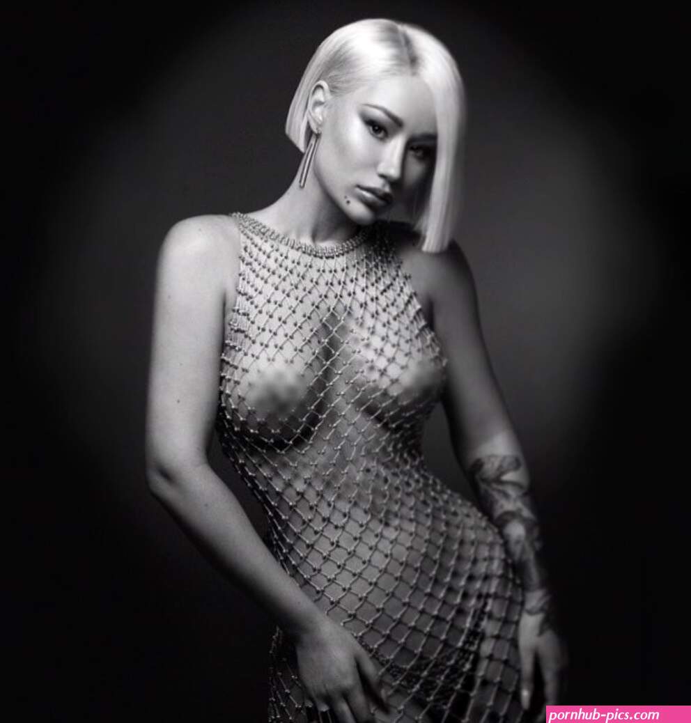 Iggy Azalea Drops Topless Photos on IG Says She Hasnt Given Up on Her Rap Career