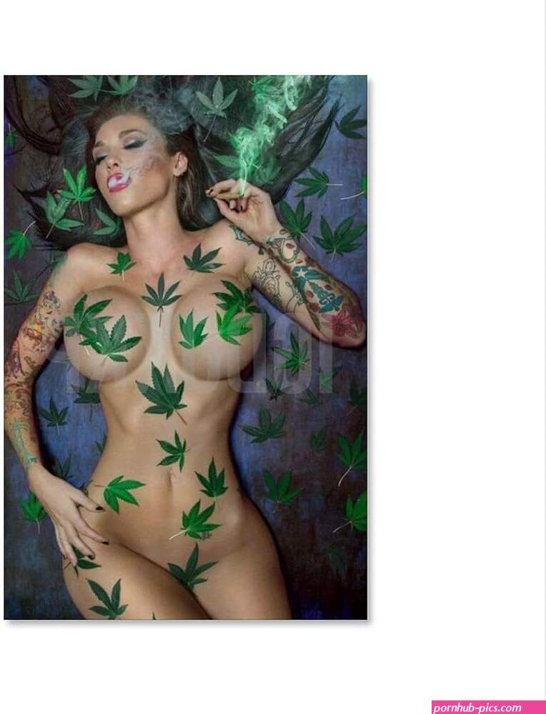 : IDIDOS Sexy Poster Nude Women Big Boobs Weed Girl Poster Vintage Poster Canvas Poster Bedroom Decor Office Room Decor Gift Unframe-style 20x30inch50x75cm: Posters Prints