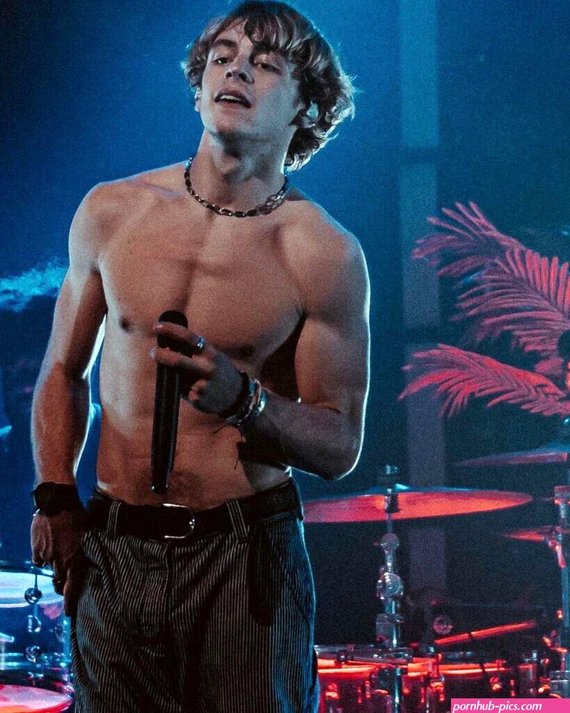 Ross Lynch has a party trick and its grabbing his crotch on stage