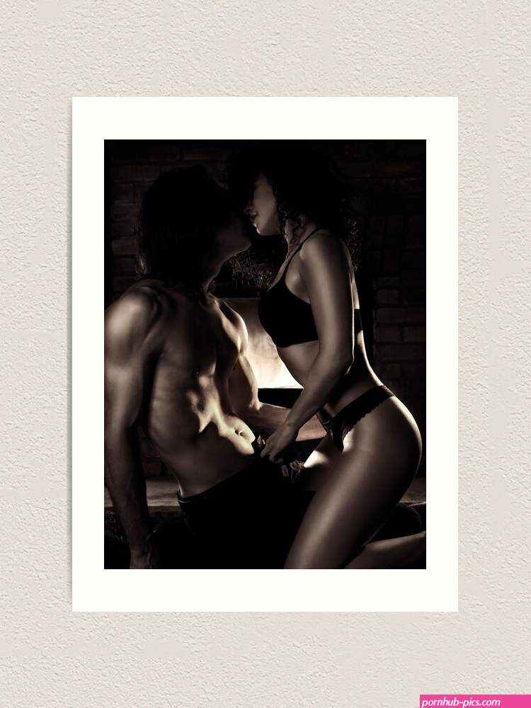 Lmina artstica for Sale con la obra Sexy pareja besndose haciendo el amor delante de una chimenea Lmina de AwenArtPrints
