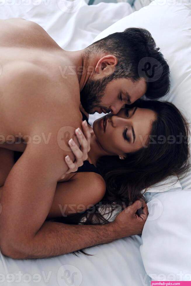 momentos calientes. vista superior de una hermosa pareja joven haciendo el amor mientras est acostado en la cama 13522617 Foto de stock en Vecteezy