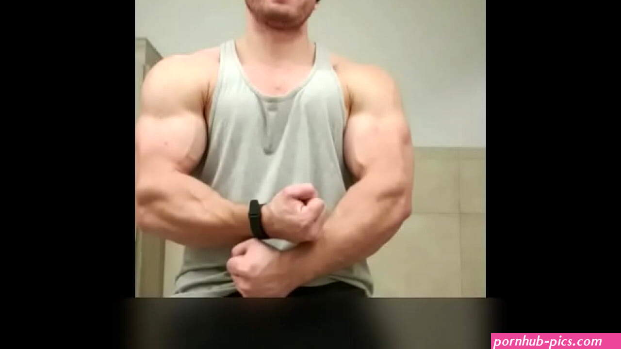 hotmuscles6t9 showing off huge muscles
