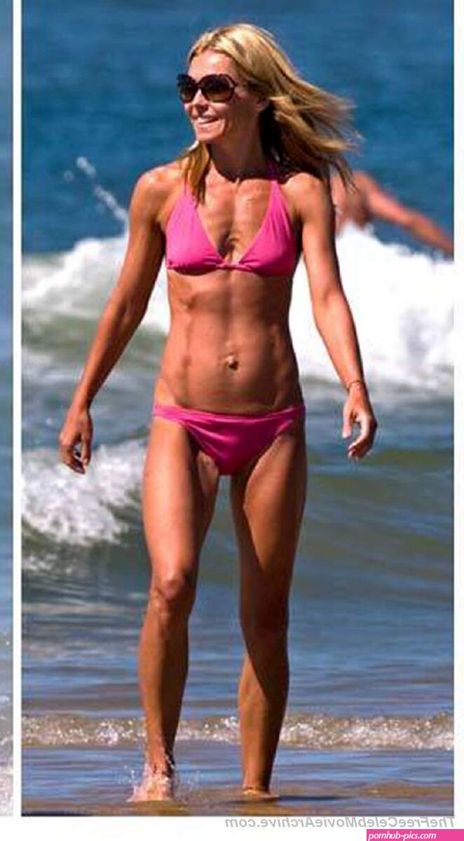Kelly Ripa fully naked at Largest Celebrities Archive!