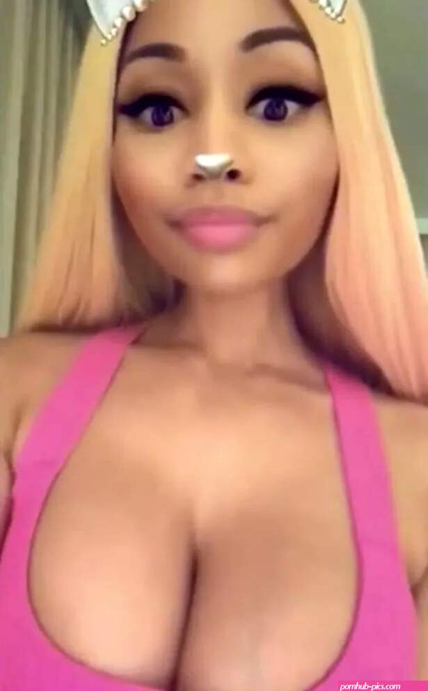Nicki Minajs boobs bulge over bra as she delivers titillating cleavage close up