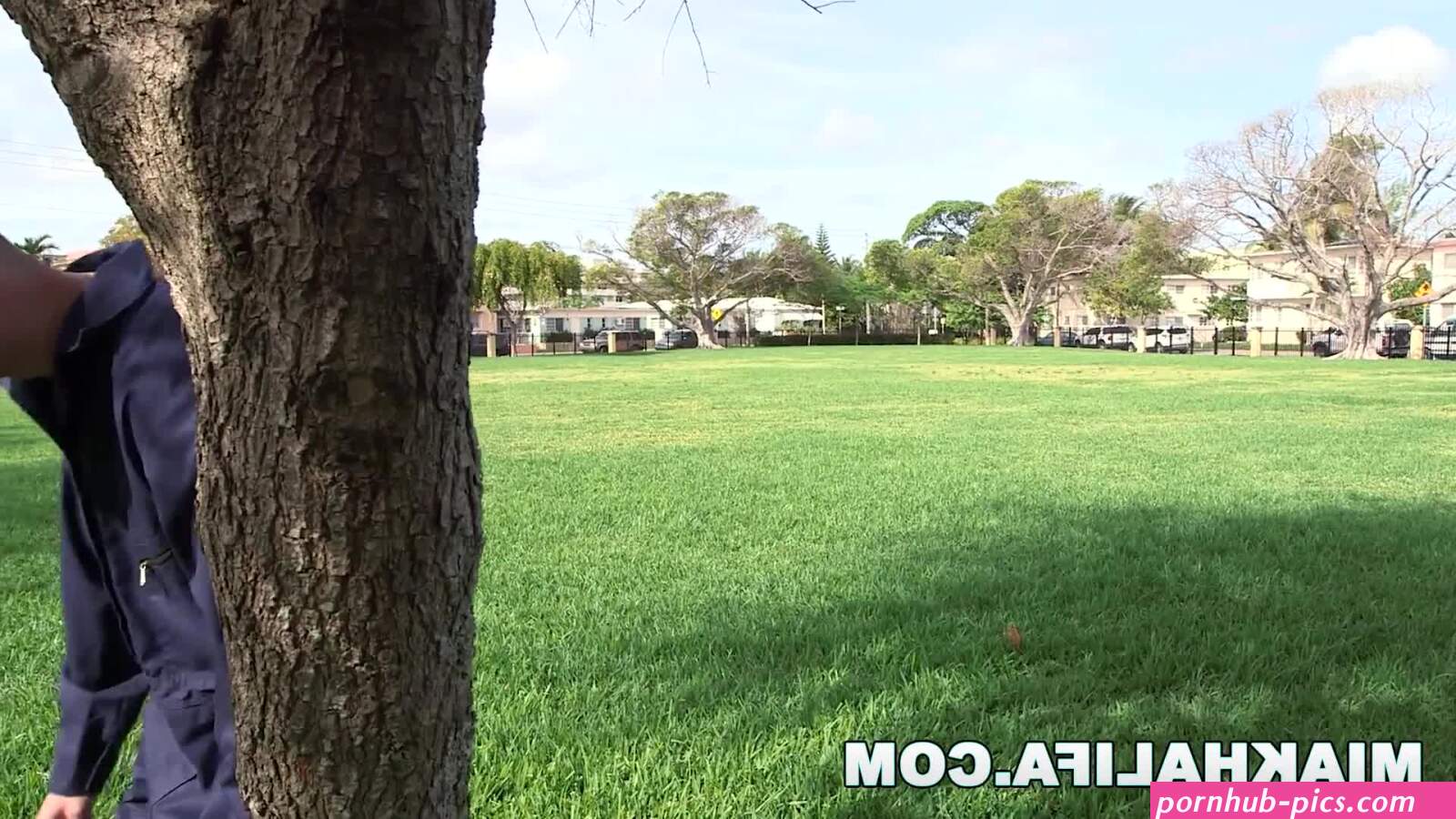Esta estrella porno rabe tetona cabalga la polla de este to después de enseñarle a follar el coño.