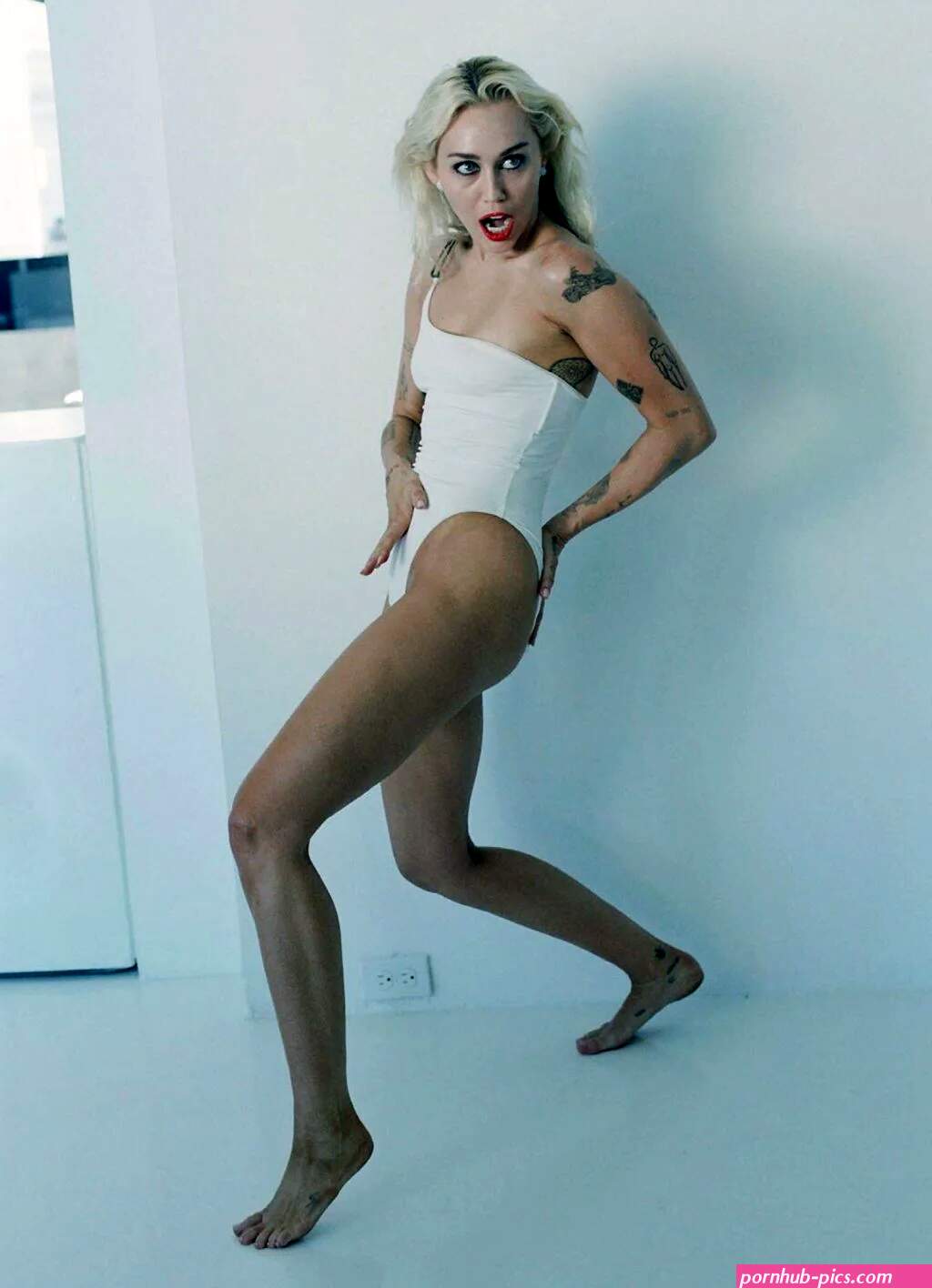 Miley Cyrus Nude LEAKED Pics And Porn Collection