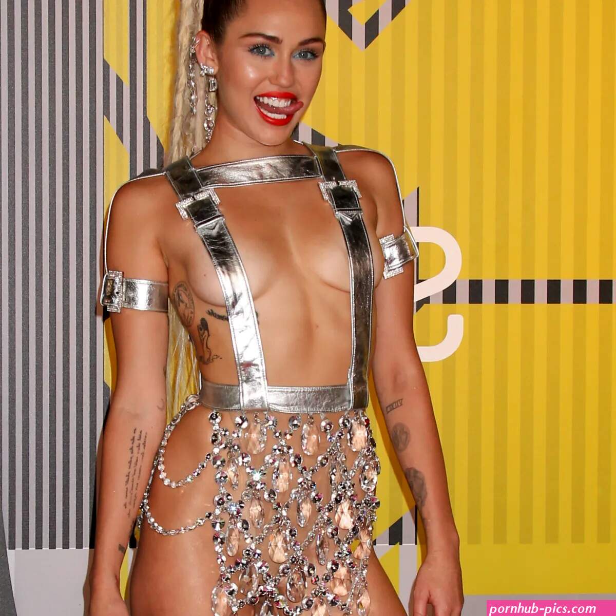 Miley Cyrus Nude Photos Hit the Internet Details on Her Leaked Pics!