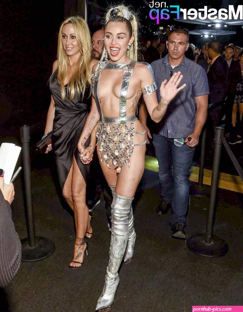 Miley Cyrus Nude OnlyFans Leak Picture KGEn9lqjSn