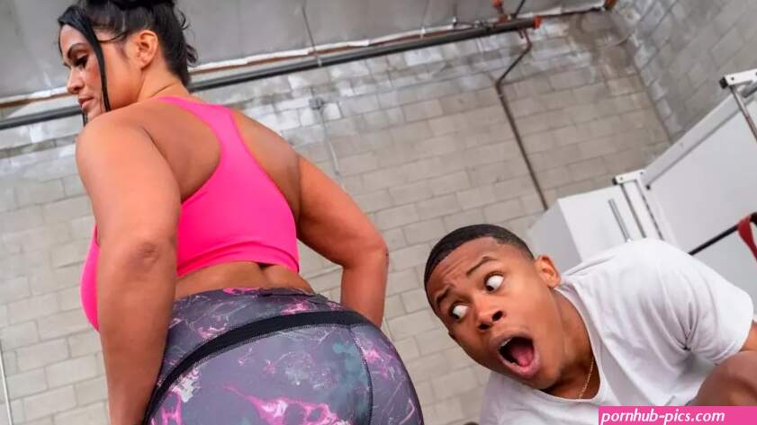 Black pal drills wet XXX pussy of bodacious MILF in the empty gym