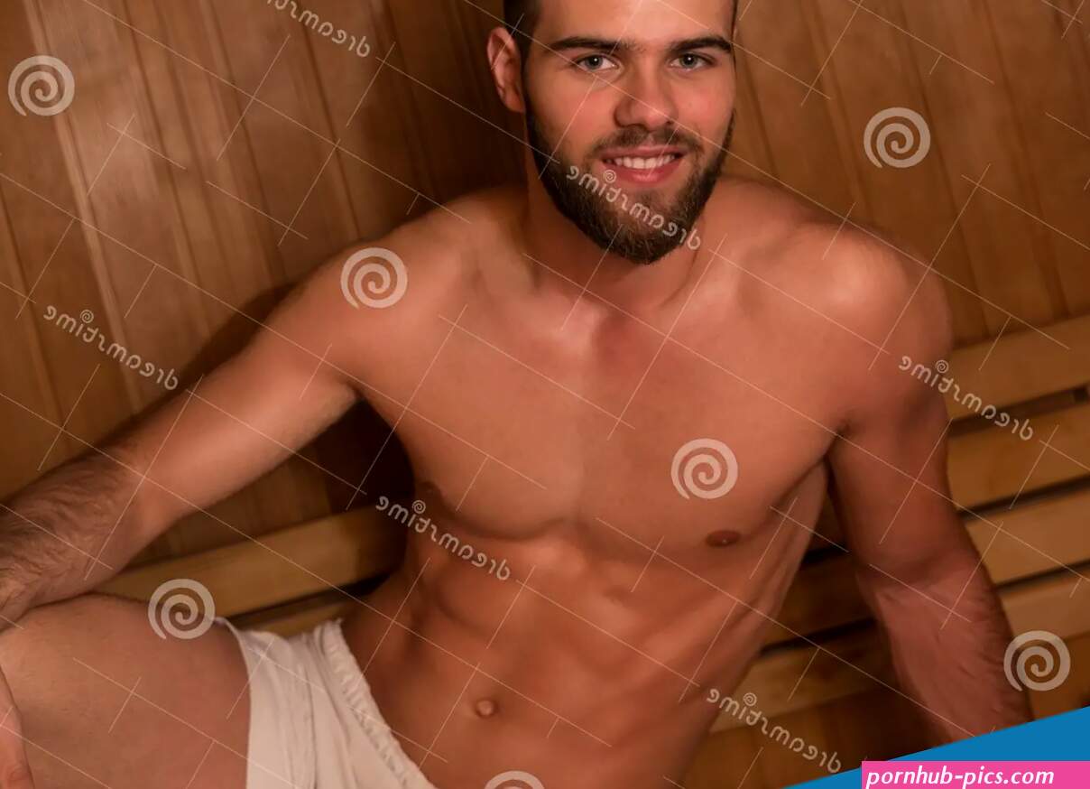 Mens Rusten Ontspannen in De Hete Sauna Stock Foto
