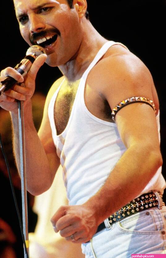 Freddie Mercury during Live Aid 85. Freddie mercury teeth Freddie mercury Que