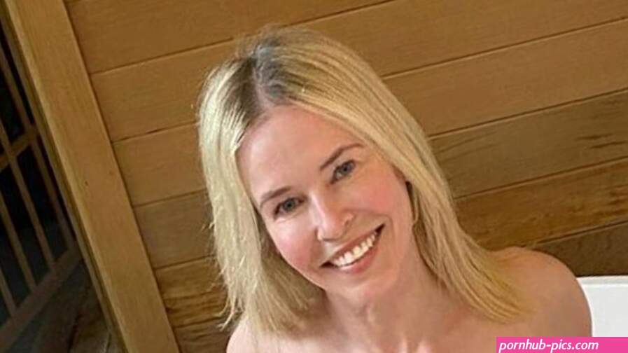 Chelsea Handler poses in naked quarantine photo shoot.au