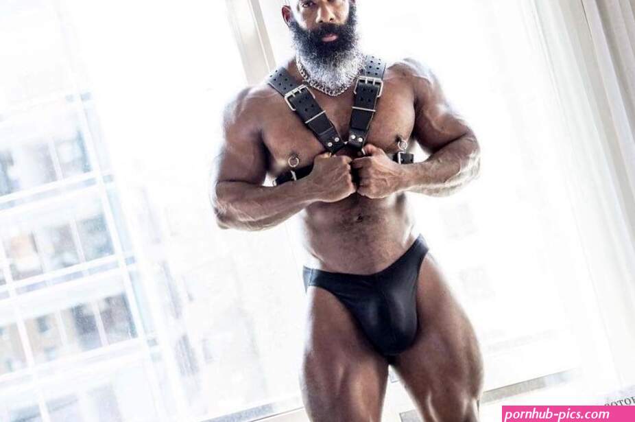 Show Me The Bulge! Beefy Bodybuilders Hung Big
