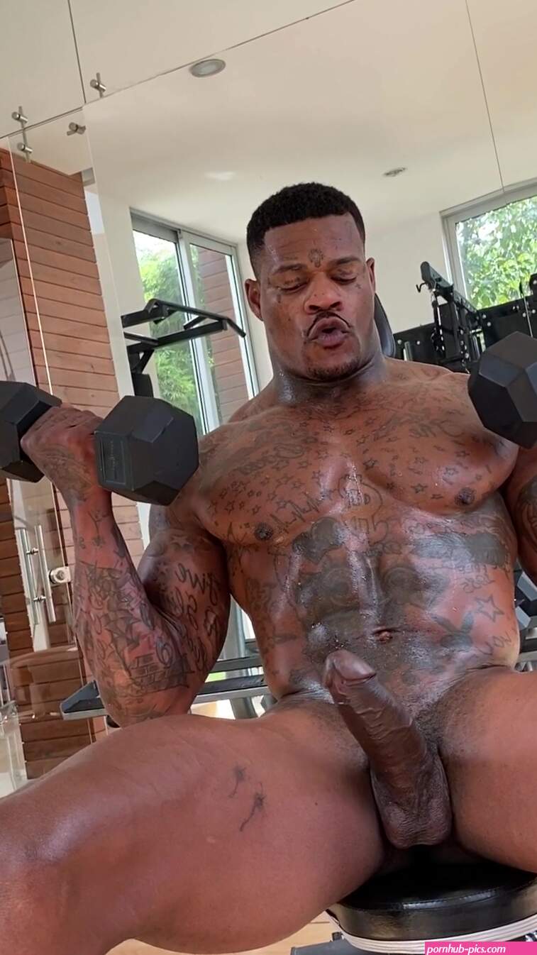 Big dicked black guy doing his workout
