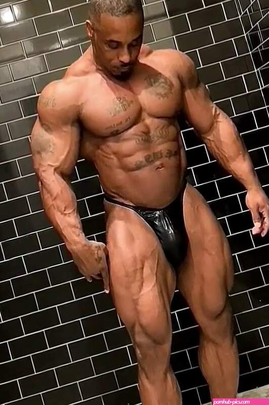 Bodybuilder: BLACK BODYBUILDER POSING HIS