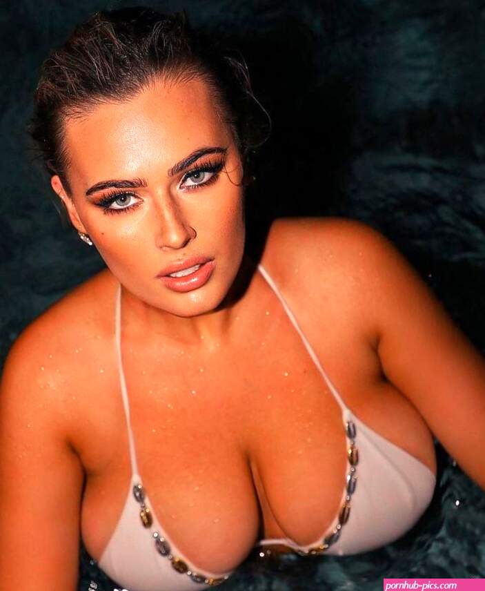 Hottie Bonnie-Lou Coffey