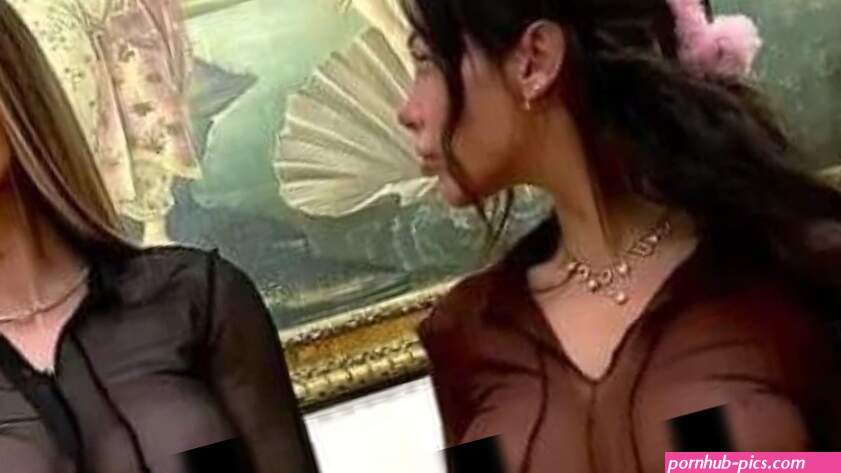 Chi sono le influencer seminude agli Uffizi: Alex Mucci ed Eva Menta