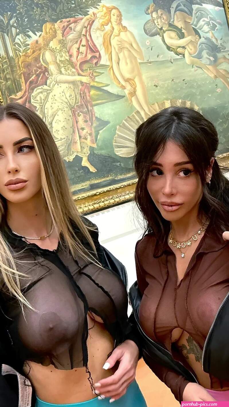 Dos modelos de OnlyFans se sacaron fotos hot frente a la Venus de Botticelli