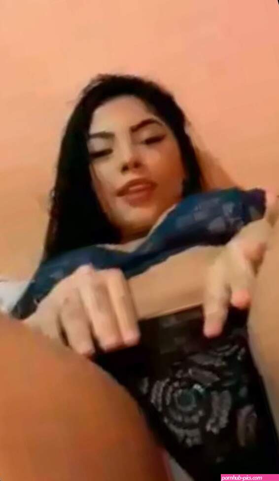 Emilly Souza from emilly carty Post