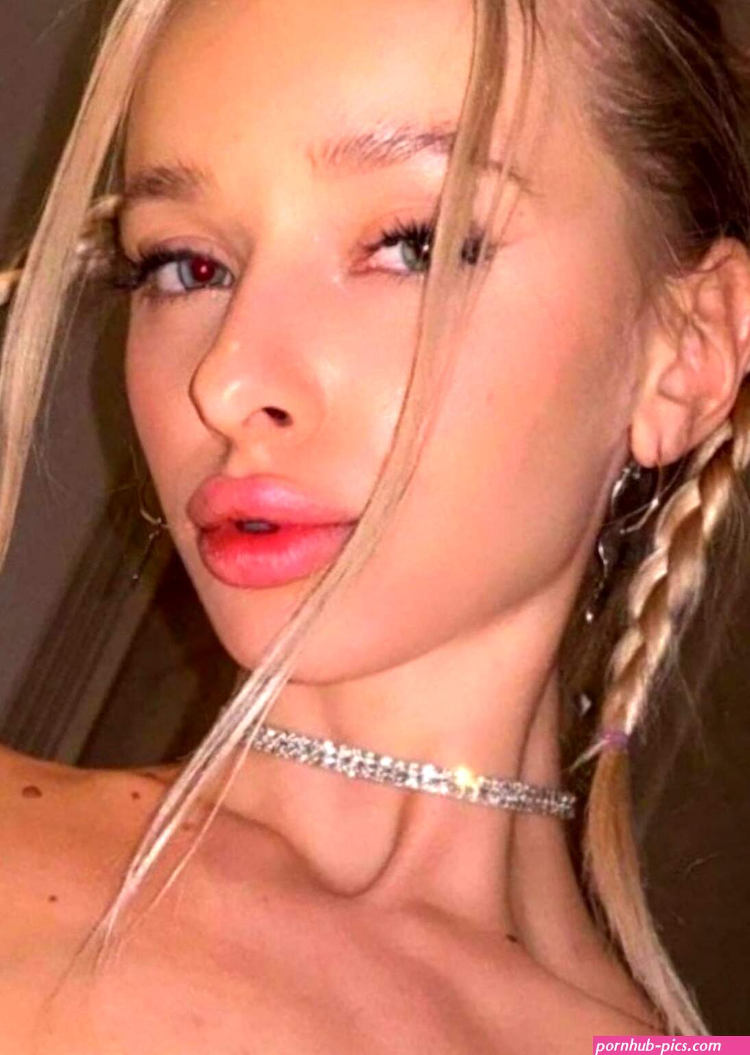 Russian OnlyFans Model Gets Death Threats After Flashing Bo0bs Outside Red Squar
