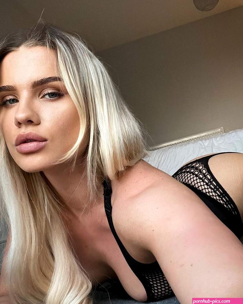 Meet stunning OnlyFans model Daniella Hemsley who flashed boobs at KingPyn boxin