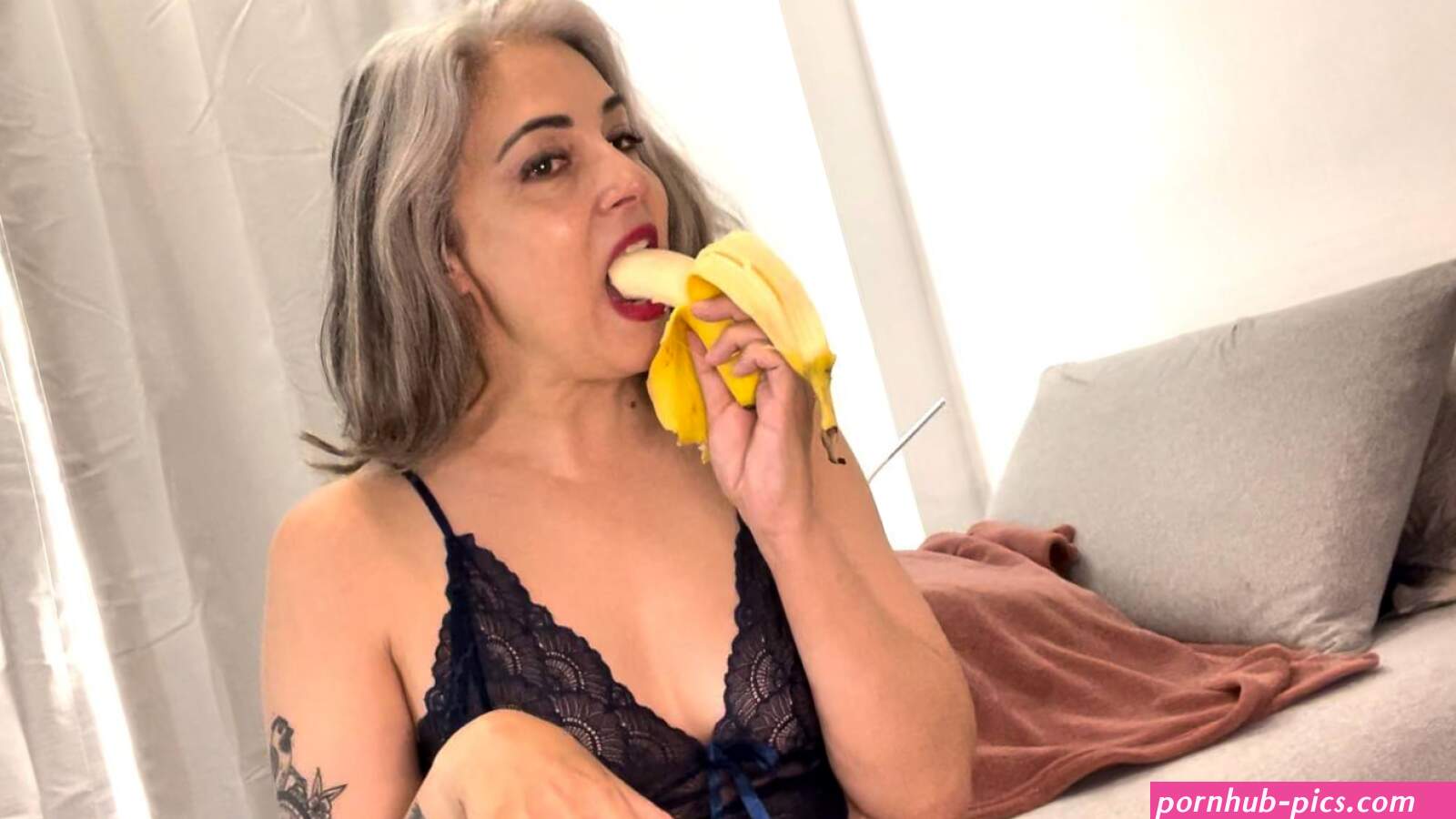 Elegant MILF cam girl TheRealSeska loves teasing you
