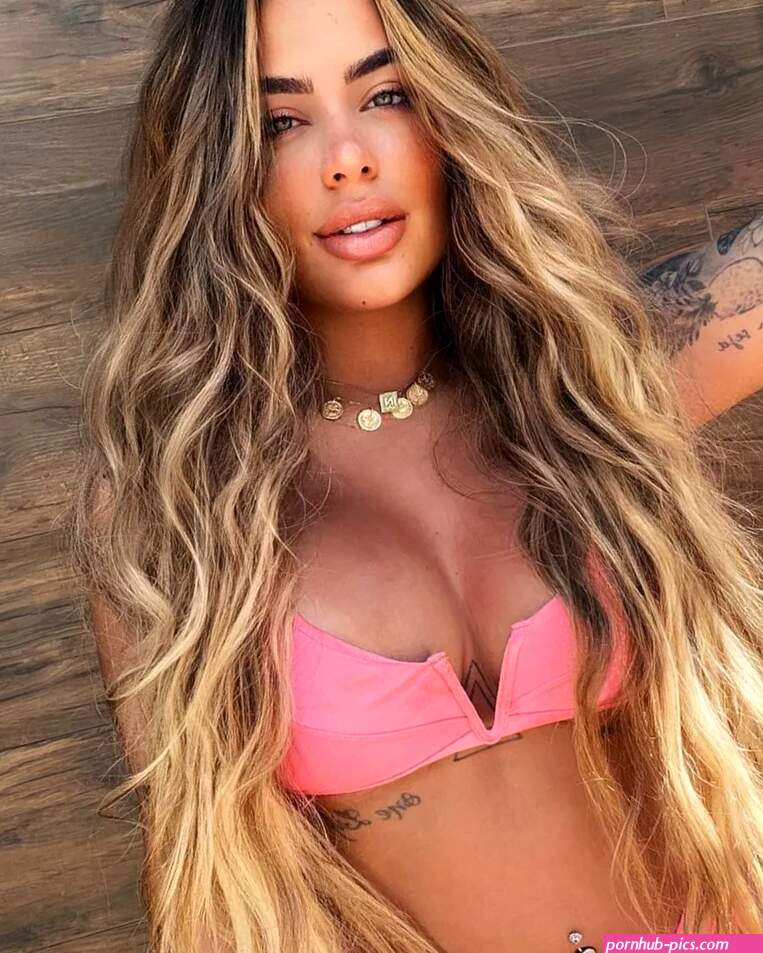 Notcias Rafaella Santos mostra looks de praia com direito a piercing no umbigo
