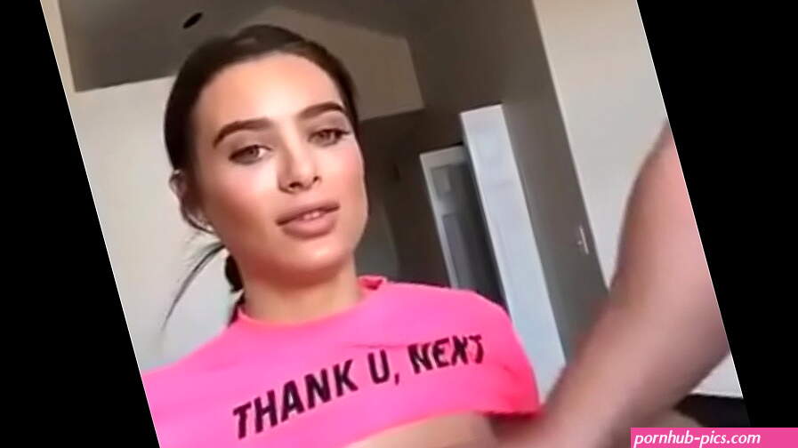 Lana Rhoades cogiendo rico en su baño