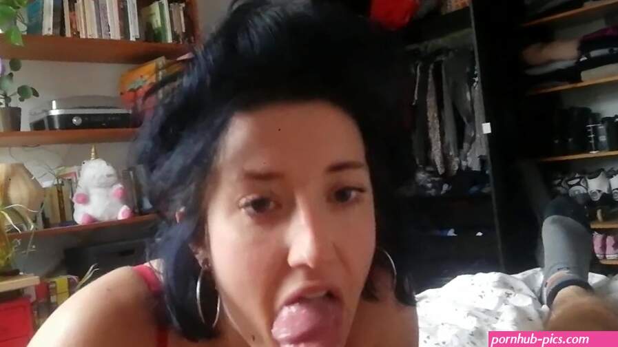Petite brune suce crache sur ma bite et avale mon sperme