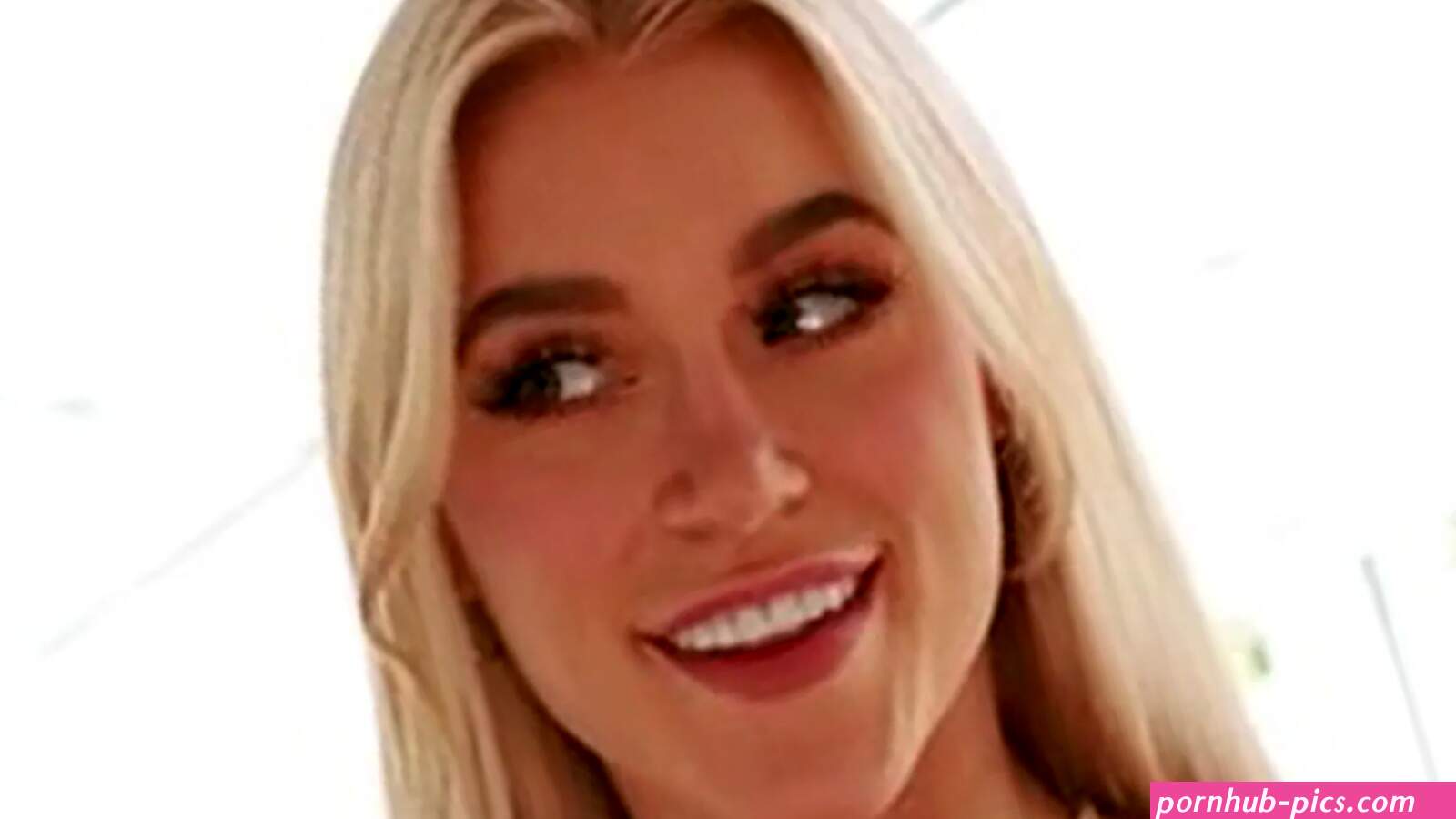 Elle Brooke pleads please dont ban me TikTok as OnlyFans star-turned-boxer te