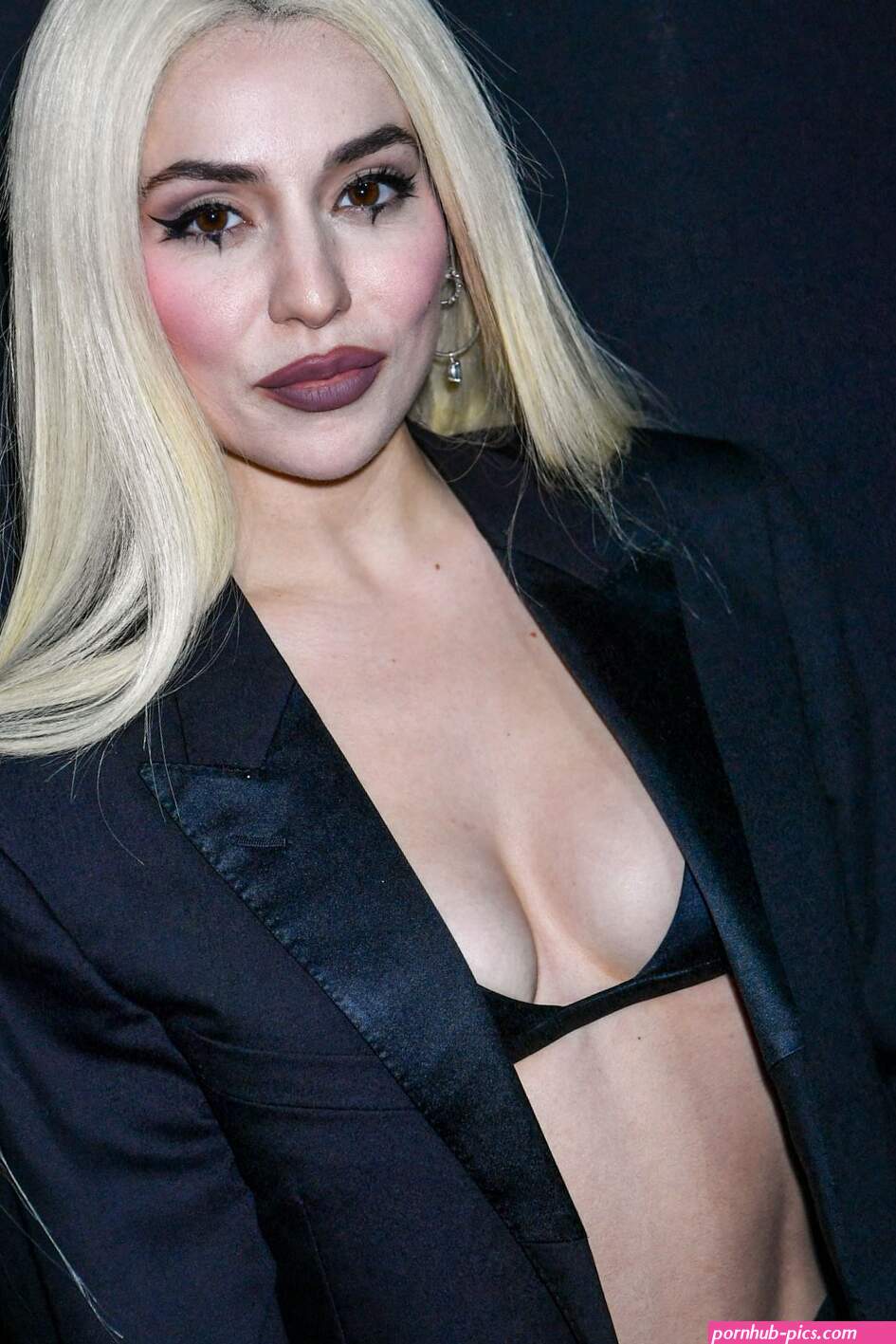 Ava max breast