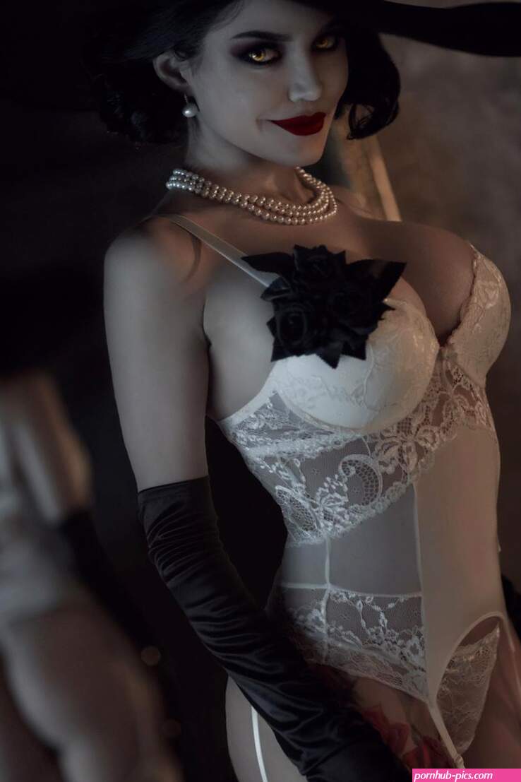 Kalinka Fox Lady Dimitrescu 1
