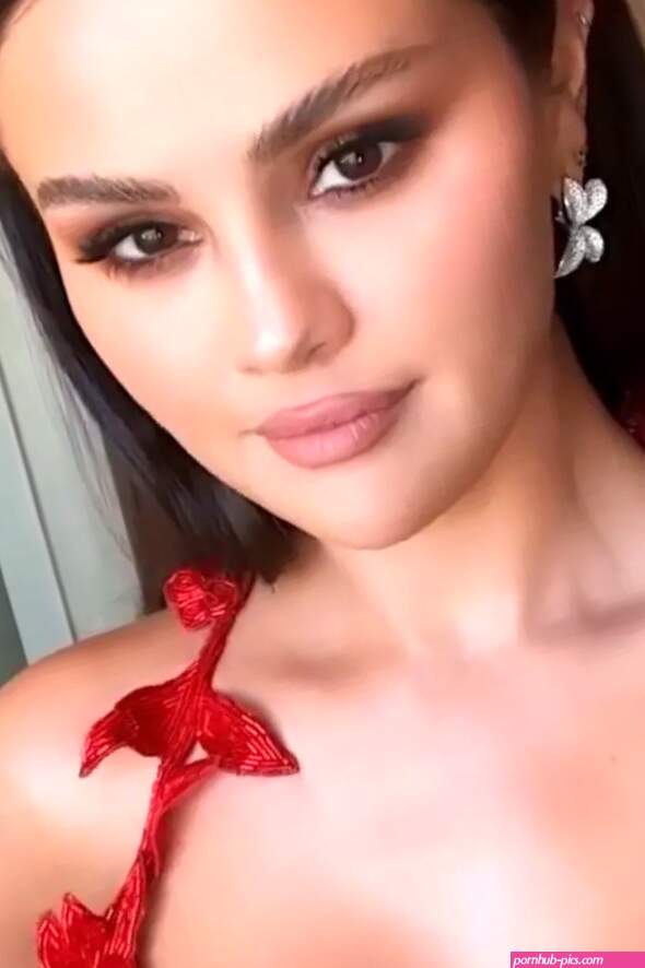 Selena Gomezs MTV VMAs Jewelry Cost More Than 56K