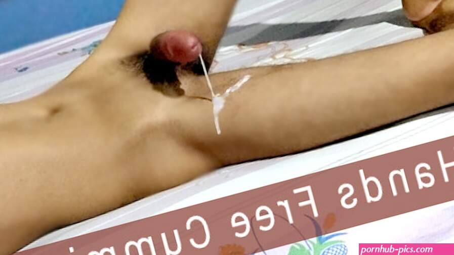 First hands free cumming experiance While Watching Porn NUDE ON BED alone