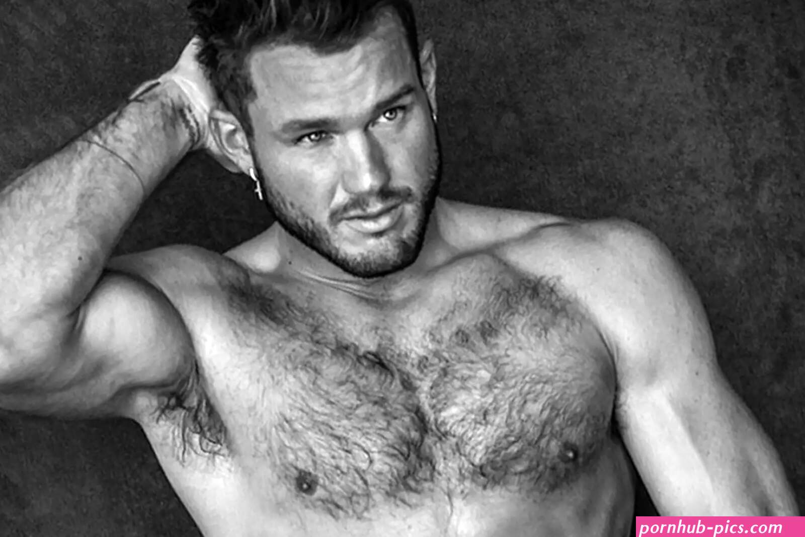 Colton Underwood poses nude in racy photoshoot