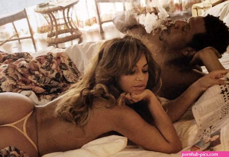 THE BEAT 99.9FM LAGOS on X: ENTERTAINMENT: Beyonce JAY-Z Pose Naked In Bed In Tour Book Photos