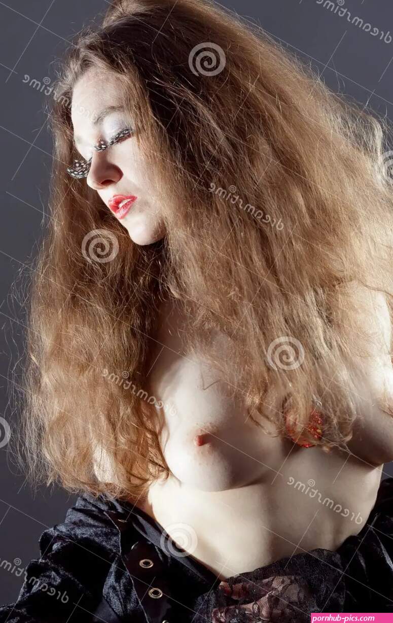Mujeres Jovenes Desnudas En Vestido Largo Negro Imagen de archivo