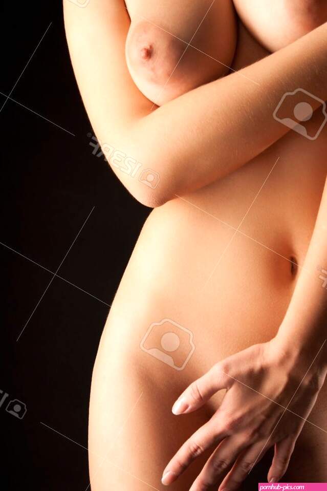 Jvenes Mujeres Desnudas Sobre Fondo Negro Fotos retratos imgenes y fotografa de archivo libres de derecho. Image 13382066