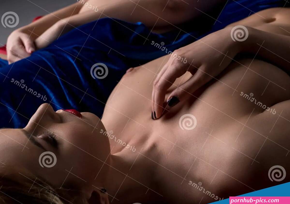 Las Mujeres Desnudas Jovenes Ponen Juntas En Cama Imagen de archivo