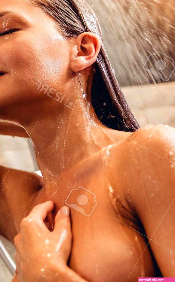 Hermosa Mujer Joven Desnuda Est Sonriendo Mientras Toma La Ducha En El Baño Fotos retratos imgenes y fotografa de archivo libres de derecho. Image 63891261