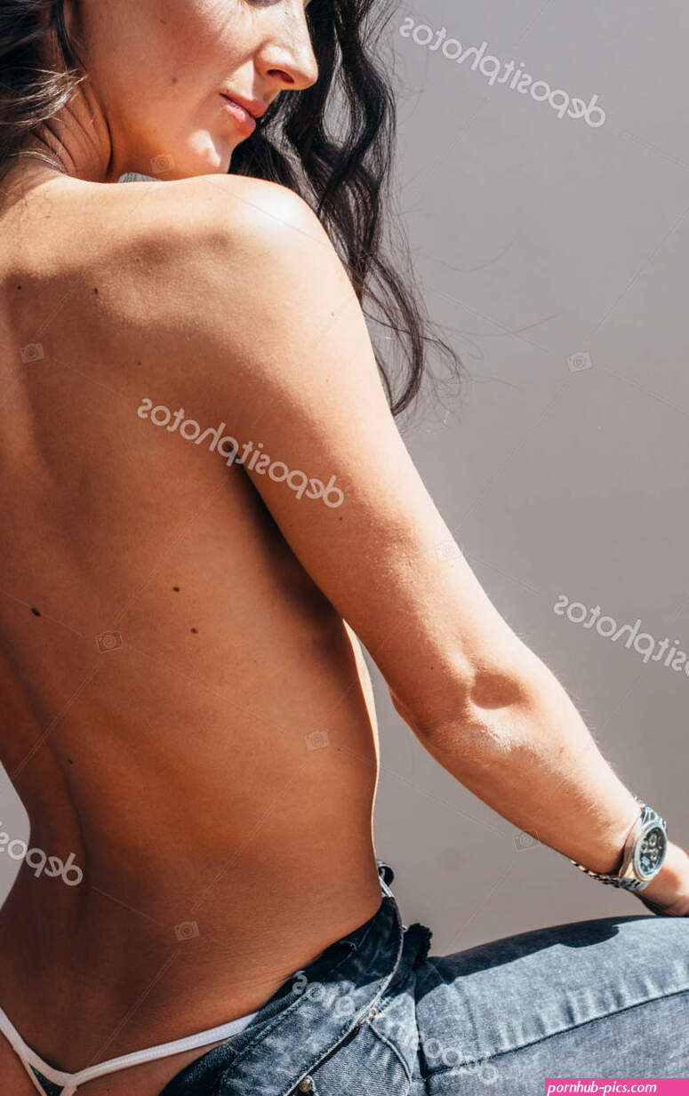 Retrato de mujer joven desnuda vista lateral Foto de stock 289715012 undrey