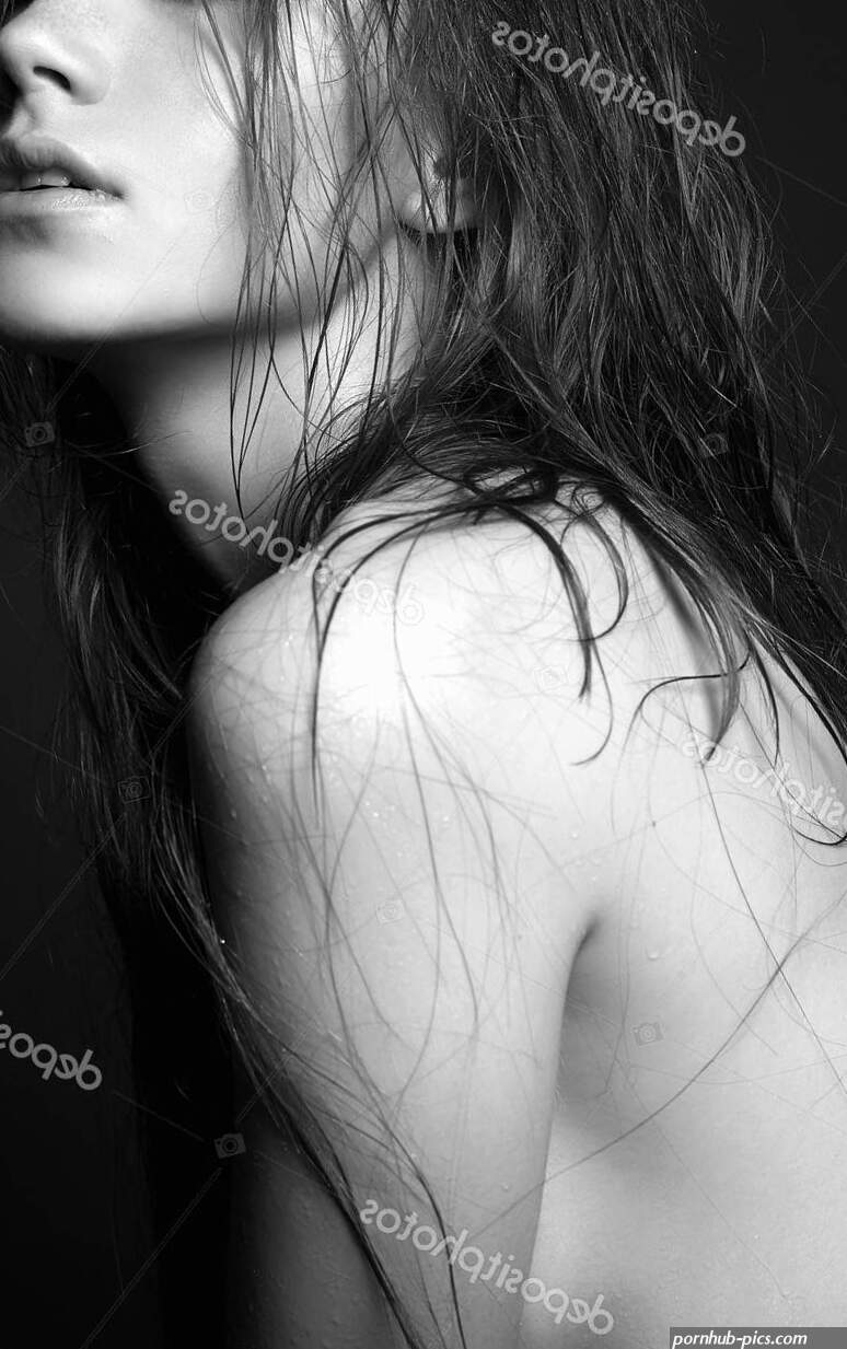 Mujer Joven Desnuda Chica Hermosa Desnuda Con Pelo Mojado Desnudo Foto de stock 221409868 EugenePartyzan