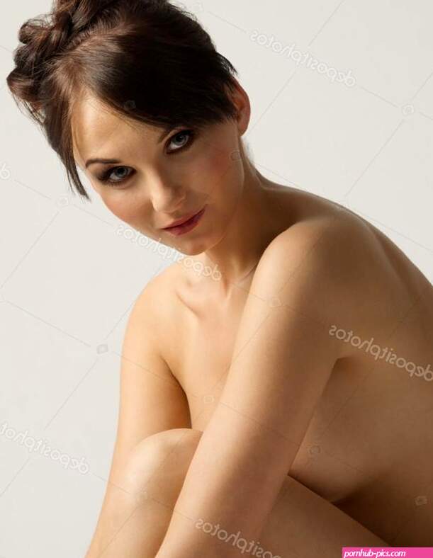 Mujer joven desnuda en piel natural Foto de stock 53522787 carlodapino
