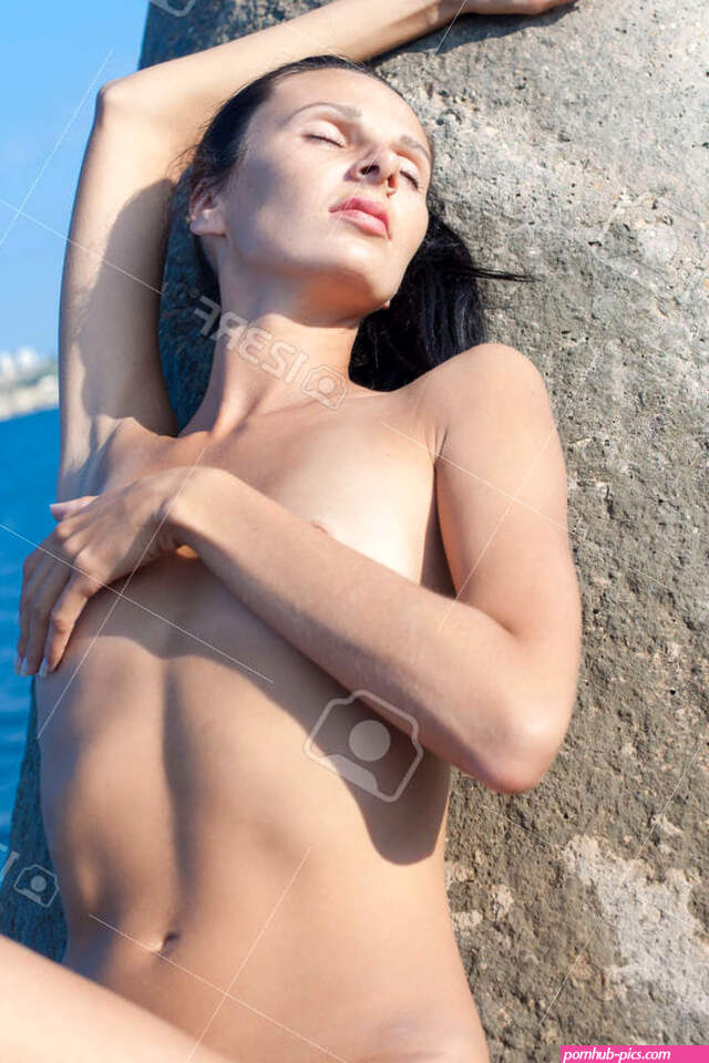 Mujer Joven Desnuda En El Mar. Chica Muy Delgada Toma El Sol En La Construccin De Hormign Con Los Ojos Cerrados Fotos retratos imgenes y fotografa de archivo libres de derecho. Image