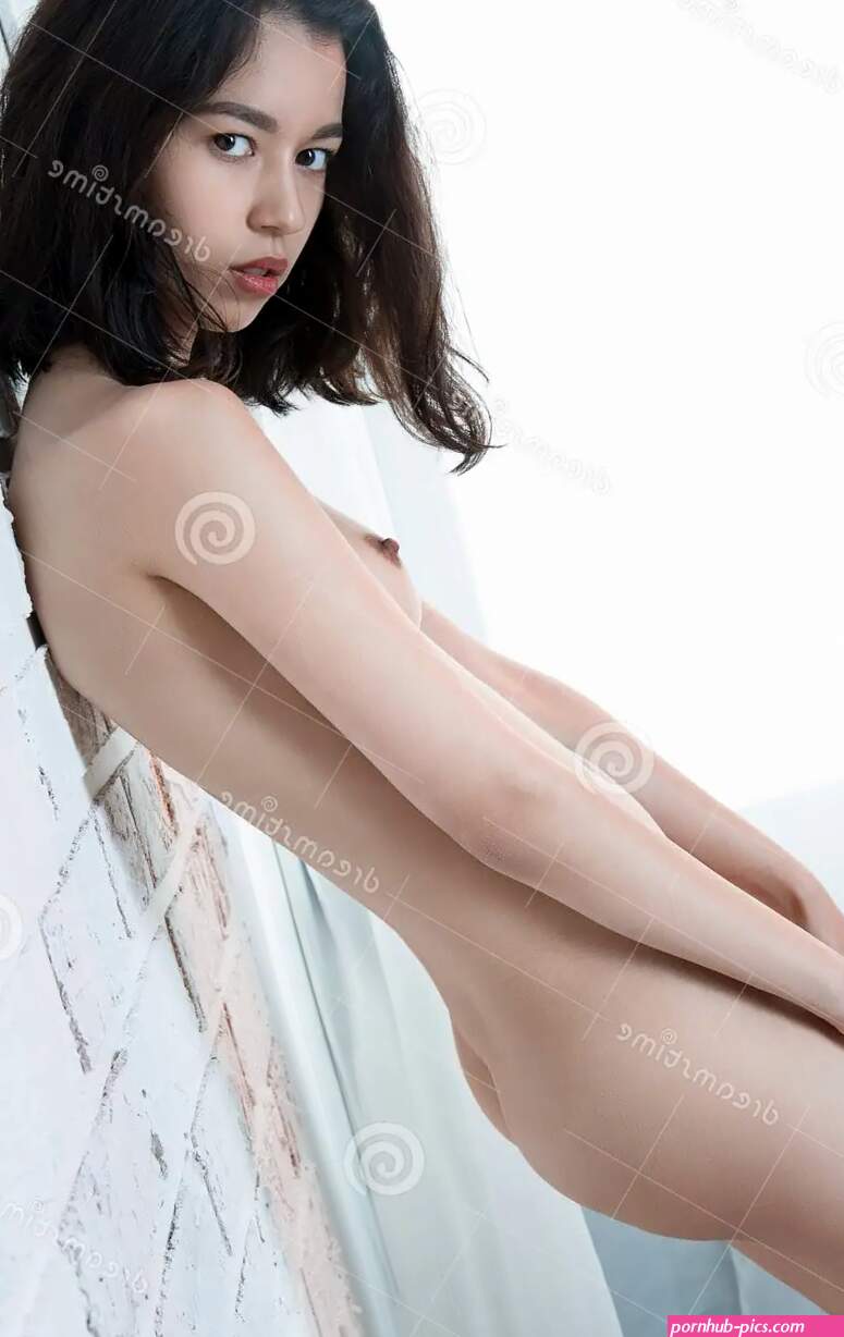 Mujer Joven Desnuda Atractiva Hermosa En Casa Foto de archivo