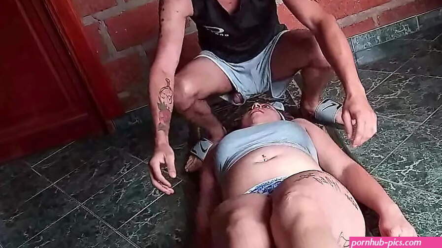 termino follando con mi mama después de excitarse al verme mi Berga cuando hacemos ejercicios en casa