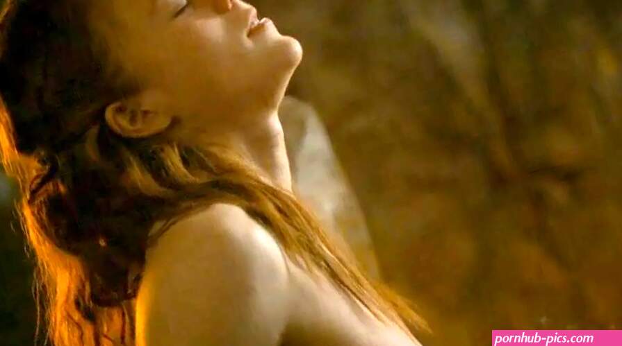 Rose Leslie NUDE