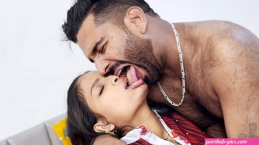 Indian Desi Lovers Start Full Hard Hindi Sex Video Inside The Bus